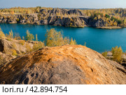 Кондуки, Тульская область, Романцевские горы, Заброшенные Ушаковские каменоломни. Бирюзовая вода озер и грязевая эрозия почвы напоминают горы. Красивый природный ландшафт (2020 год). Стоковое фото, фотограф Pukhov K / Фотобанк Лори