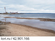 Petrozavodsk, Russia 04.14.24 Ice drift in spring Lake Onega, Karelia. Port and berths for ships. Aggregate accumulations of fine-crystalline grains. Opening of small lakes, ponds. Crushed ice floes. Редакционное фото, фотограф Юлия Петровская / Фотобанк Лори