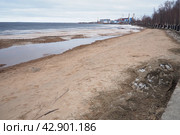 Petrozavodsk, Russia 04.14.24 Ice drift in spring Lake Onega, Karelia. Port and berths for ships. Aggregate accumulations of fine-crystalline grains. Opening of small lakes, ponds. Crushed ice floes. Редакционное фото, фотограф Юлия Петровская / Фотобанк Лори