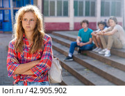 Upset girl in front of her friends after quarrel on street. Стоковое фото, фотограф Яков Филимонов / Фотобанк Лори
