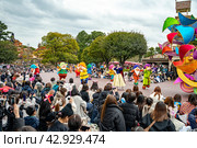 Дневной парад. Диснейленд. Токио. Япония. Февраль 2024. Редакционное фото, фотограф Владимир Макеев / Фотобанк Лори