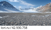 Landscape of antarctic oasis, area free of snow and ice in the otherwise ice-covered continent. Стоковое AI-изображение, AI-художник Евгений Харитонов / Фотобанк Лори