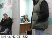 Уставший автовладелец ждёт очереди (2024 год). Редакционное фото, фотограф Дмитрий Неумоин / Фотобанк Лори