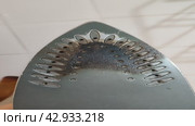 Iron, metal sole burnt, object (2024 год). Редакционное видео, видеограф Наталия Пылаева / Фотобанк Лори