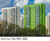 Жилые дома на улице Лавриненко, 4 и 6 в Некрасовке (2024 год). Редакционное фото, фотограф Константин Григорьев / Фотобанк Лори