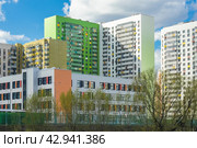 Жилые дома на улице Вертолётчиков в Некрасовке (2024 год). Редакционное фото, фотограф Константин Григорьев / Фотобанк Лори