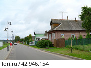 A street on the banks of the Volga River in the town of Tutaev, Russia, with single-storey wooden houses, in the evening (2023 год). Стоковое фото, фотограф Сергей Фролов / Фотобанк Лори