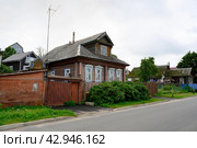 A street on the banks of the Volga River in the town of Tutaev, Russia, with single-storey wooden houses, in the evening (2023 год). Стоковое фото, фотограф Сергей Фролов / Фотобанк Лори