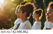 A group of young girls do yoga at sunset in the park. Healthy lifestyle. Стоковое AI-изображение, AI-художник Ярославский Максим / Фотобанк Лори