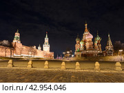 Москва, Россия. Вечерний вид с Васильевского Спуска на Московский Кремль и Храм Василия Блаженного (Собор Покрова Пресвятой Богородицы, что на Рву). Достопримечательности Москвы. Стоковое фото, фотограф Андрей Степанов / Фотобанк Лори