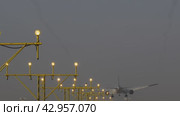 Airplane dawn landing lights. Стоковое видео, видеограф Данил Руденко / Фотобанк Лори