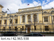 Центральный банк Российской Федерации в Москве, улица Неглинная, 12 (2024 год). Редакционное фото, фотограф Андрей Иванов / Фотобанк Лори