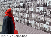 Пожилая женщина вспоминает прошлое возле стены памяти. Город Тюмень (2016 год). Редакционное фото, фотограф Александр Тараканов / Фотобанк Лори