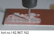machine with numerical control CNC carries out milling of printed circuit boards, Circuit Engraving, Diy Circuit Boards PCB, 4K. Стоковое видео, видеограф Ольга Ильина / Фотобанк Лори
