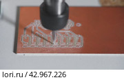 machine with numerical control CNC carries out milling of printed circuit boards, Circuit Engraving, Diy Circuit Boards PCB, 4K. Стоковое видео, видеограф Ольга Ильина / Фотобанк Лори