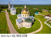 Вид с высоты на две церкви и колокольню в Великорецком (аэросъемка 2022 года) Стоковое фото, фотограф Владислав Самошкин / Фотобанк Лори
