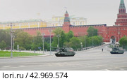 Column of Russian self-propelled howitzers at the parade near Red Square (2019 год). Редакционное видео, видеограф Дмитрий Кобзев / Фотобанк Лори