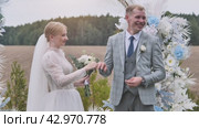 The bride puts the ring on her groom during the marriage registration. Стоковое видео, видеограф Mikhail Davidovich / Фотобанк Лори