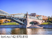 Москва-река с борта теплохода, мост Богдана Хмельницкого, Ростовская набережная, Москва (2023 год). Стоковое фото, фотограф Baturina Yuliya / Фотобанк Лори