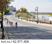 Город Тюмень. Велогонка посвященная Дню победы. Никольский мост (2016 год). Редакционное фото, фотограф Александр Тараканов / Фотобанк Лори