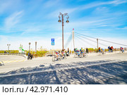 Город Тюмень. Велогонка посвященная Дню победы. Никольский спуск (2016 год). Редакционное фото, фотограф Александр Тараканов / Фотобанк Лори
