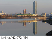 Вид на левый (восточный) берег Городского пруда на реке Исеть, Екатеринбург (2017 год). Редакционное фото, фотограф Алексей Иванов / Фотобанк Лори