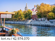 Москва-река с борта теплохода, Андреевский монастырь, Москва (2023 год). Стоковое фото, фотограф Baturina Yuliya / Фотобанк Лори