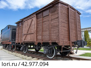 Старый деревянный двухосный товарный вагон теплушка. Разновидность железнодорожного двухосного крытого грузового вагона. Конструкция вагона предусматривает возможность быстрого переоборудования для перевозки людей и животных. Стоковое фото, фотограф Эдуард Белкин / Фотобанк Лори