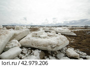 Огромные льдины на берегу. Весенний ледоход (2024 год). Стоковое фото, фотограф Яковлев Сергей / Фотобанк Лори