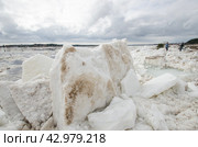 Огромные льдины на берегу. Весенний ледоход (2024 год). Стоковое фото, фотограф Яковлев Сергей / Фотобанк Лори
