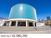 Музей-панорама «Бородинская битва», Москва, Россия. Вид на здание музея. На фасаде надпись «Музей-панорама Бородинская битва» и имена героев Отечественной войны 1812 года. (2023 год). Редакционное фото, фотограф Андрей Степанов / Фотобанк Лори