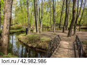 Воронцовский парк, Москва, Россия, Воронцовский пруд (2024 год). Пожилая женщина с удочкой в руках ловит рыбу в пруду, весна. Редакционное фото, фотограф Iva Noel / Фотобанк Лори