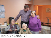Балашихинский художник Владимир Полтавский посетил с картиной частный пансионат для пожилых людей "БАБУШКИ ДЕДУШКИ" (2024 год). Редакционное фото, фотограф Дмитрий Неумоин / Фотобанк Лори