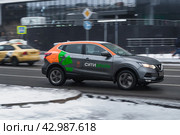 Car-sharing CITY DRIVE car Nissan Qashqai in motion on Moscow winter street. Редакционное фото, фотограф Константин Григорьев / Фотобанк Лори