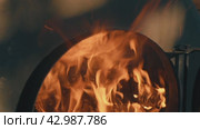 Wood burning in the stove. Fire close up. Стоковое видео, видеограф Chudakov_Ivan / Фотобанк Лори
