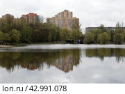 Парк в  Реутове "Фабричный пруд" (2024 год). Редакционное фото, фотограф Дмитрий Неумоин / Фотобанк Лори