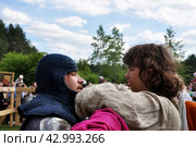 Тренер дает наставления рыцарю перед турниром. Фестиваль средневековой культуры «Pax et bellum» («Мир и война»), Город Тюмень (2016 год). Редакционное фото, фотограф Александр Тараканов / Фотобанк Лори