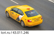 Moscow April 25 2024. Car taxi top view, Moscow rush hour car taxi in dense traffic close-up. Yandex go car on the road. Редакционное фото, фотограф Скрипачев Антон / Фотобанк Лори