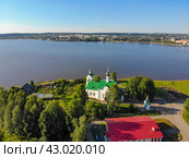 Вид с высоты на Троицкую церковь в Омутнинске (аэросъемка 2020 года) Стоковое фото, фотограф Владислав Самошкин / Фотобанк Лори