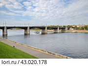 Нововолжский мост и прогулочный теплоход, проплывающий по Волге. Город Тверь, Россия (2023 год). Стоковое фото, фотограф Елена Коромыслова / Фотобанк Лори