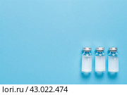 Syringe and glass vial on blue background flat lay. Medical Vials group, needles, ampoules, bottle with medicine, vaccine. Disease treatment. Creative Banner. Anti-aging beauty injections. Vaccination. Стоковое AI-изображение, AI-художник Марина Демидюк / Фотобанк Лори