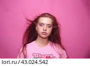 Красивая молодая девушка в студии на розовом фоне. Стоковое фото, фотограф Земскова Елена / Фотобанк Лори
