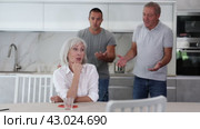 Adult woman sits at table and thinks how to resolve conflict with her husband and son. Стоковое видео, видеограф Яков Филимонов / Фотобанк Лори