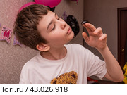 Огромный мадагаскарский таракан у мальчика в руках. A huge Madagascar cockroach in the boy's hands. (2024 год). Редакционное фото, фотограф Мария / Фотобанк Лори