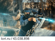 Man aiming with paintball market on battleground. Стоковое фото, фотограф Яков Филимонов / Фотобанк Лори