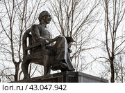 Памятник Шолом-Алейхему, город Биробиджан, Еврейская автономная область, Дальний Восток России. Шолом-Алейхем — еврейский писатель и драматург, один из основоположников современной художественной литературы на идише. Скульптурный портрет мужчины, сидящего в кресле. Туристическая достопримечательность Биробиджана. Редакционное фото, фотограф Андрей Степанов / Фотобанк Лори