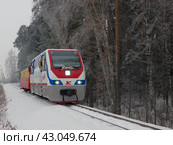 Тепловоз узкоколейный ТУ10-013 с пассажирским поездом, Екатеринбургская ДЖД (2017 год). Редакционное фото, фотограф Алексей Иванов / Фотобанк Лори
