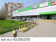 Moscow, Russia - Apr 26. 2024. Short-term rental service for electric scooters Yandex Go and Urent in Zelenograd. Редакционное фото, фотограф Володина Ольга / Фотобанк Лори