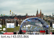 Москва,Парк "Зарядье" сцена  с проекционным экраном на фоне Кремля (2019 год). Редакционное фото, фотограф Валерий Леонидович / Фотобанк Лори