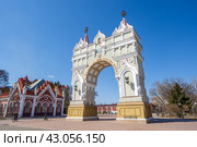 Триумфальная арка, город Благовещенск, Амурская область, Россия. Триумфальная арка в Благовещенске была построена в честь посещения города наследником Цесаревичем Николаем Александровичем (будущим императором Николаем II) 4-5 июня 1891 года. Разобрана в 1936 году и воссоздана в 2003-2005 годах. Туристическая достопримечательность. Редакционное фото, фотограф Андрей Степанов / Фотобанк Лори